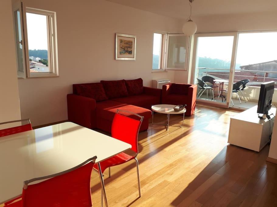 Apartment Lucija - Cozy Flat In The City Center With A Sea View & Parking Макарска Экстерьер фото