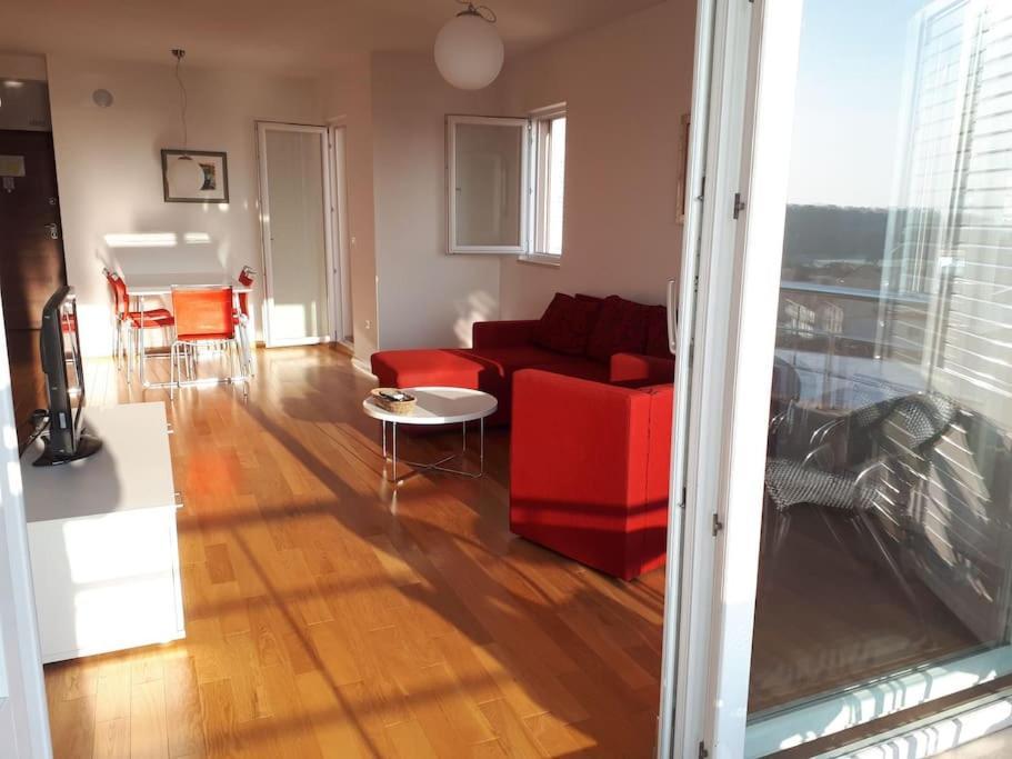 Apartment Lucija - Cozy Flat In The City Center With A Sea View & Parking Макарска Экстерьер фото