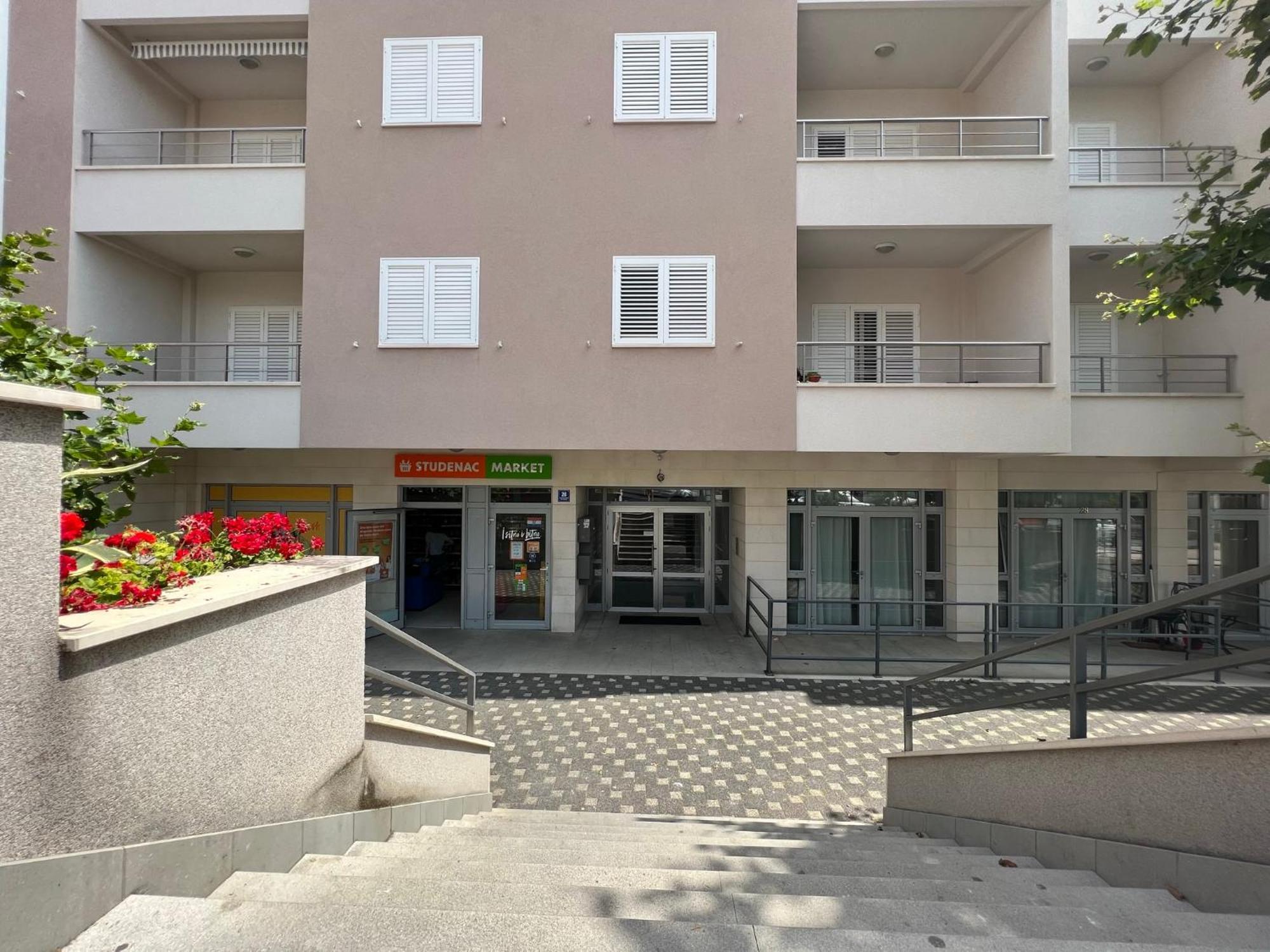 Apartment Lucija - Cozy Flat In The City Center With A Sea View & Parking Макарска Экстерьер фото